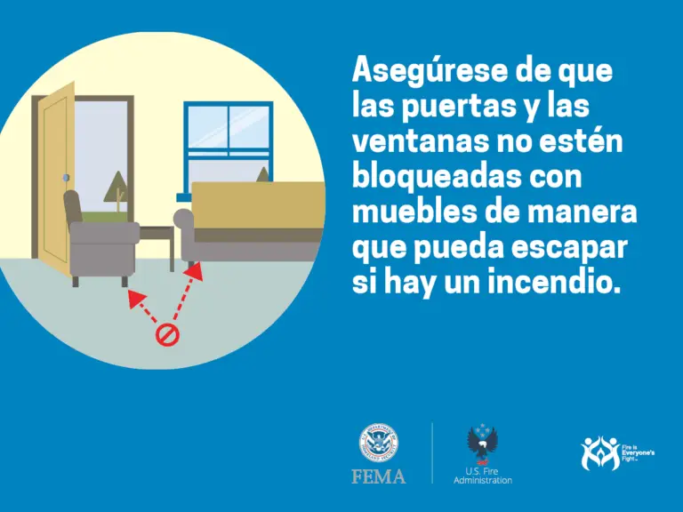 Ilustración de una sala de estar con un mensaje de seguridad sobre incendios en español: "asegúrese de que las puertas y las ventanas no estén bloqueadas con muebles de manera que pueda escapar si hay un incendio.