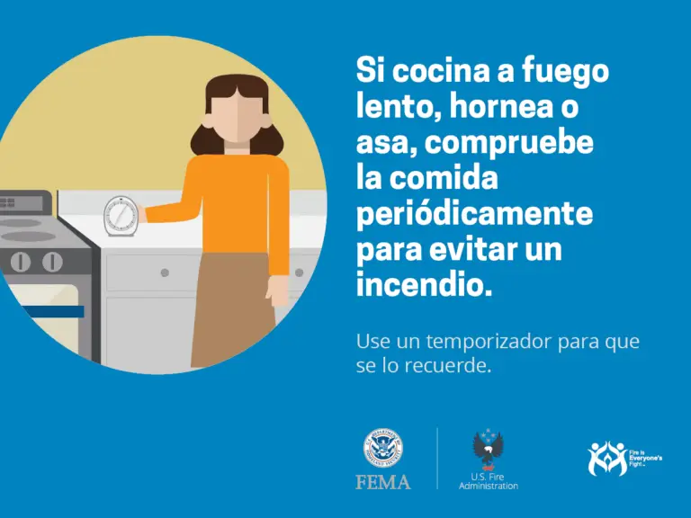 Una mujer está ajustando un temporizador de cocina mientras cocina en una estufa, con un recordatorio para comprobar regularmente la comida que se cocina a fuego lento para prevenir incendios, junto con logotipos de fema y us fire administration en la esquina inferior derecha.